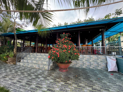 Không gian trên bờ