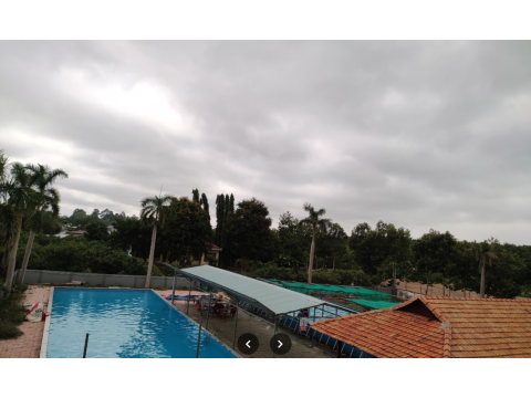 Không gian hồ bơi