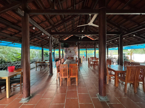 Không gian trên bờ