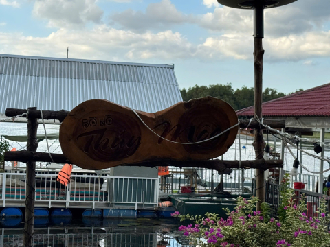 Không gian mặt hồ