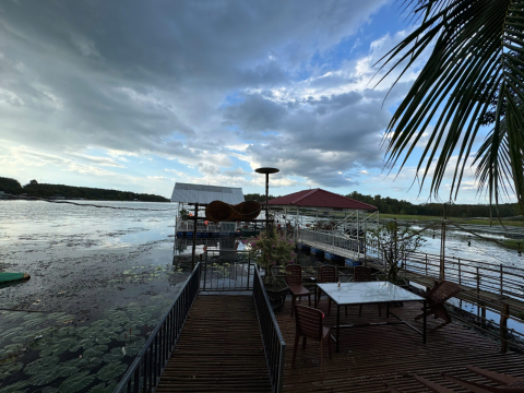 Không gian mặt hồ