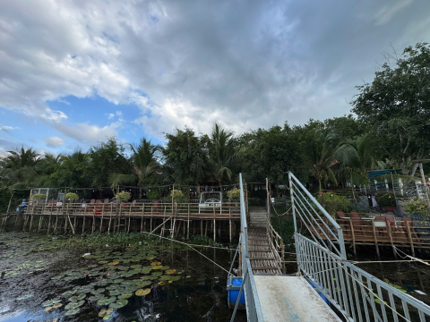 Không gian mặt hồ