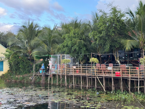 Không gian mặt hồ