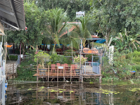 Không gian mặt hồ