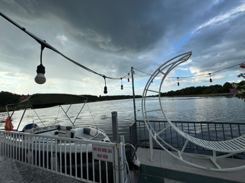 Không gian mặt hồ