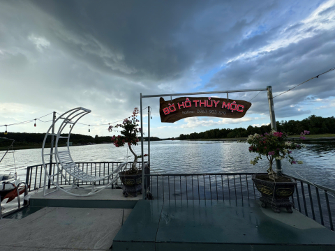 Không gian mặt hồ