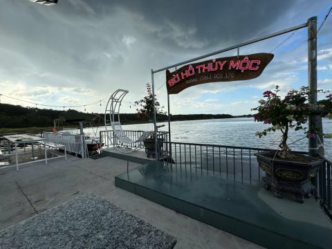 Không gian mặt hồ