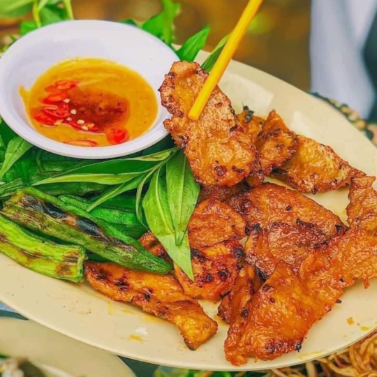 Bánh sữa heo nướng sa tế