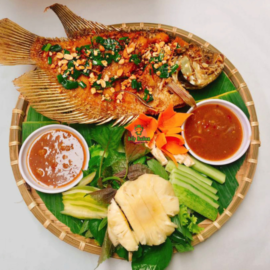 Cá tai tượng chiên giòn cuốn bánh tráng