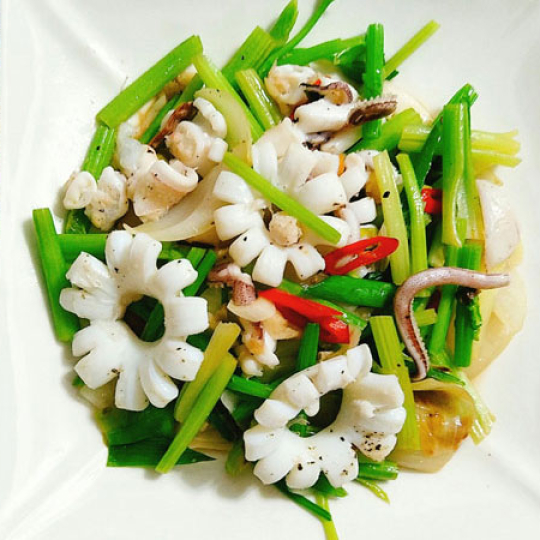 Mực xào hành cần